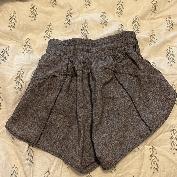 Track that high-rise lined short 3” Lululemon - Picture 2 of 3